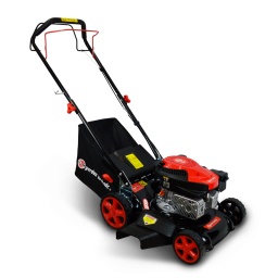 Marque:ELEM Garden TechnicGarantie:3 ansDescription:Cette tondeuse thermique tractée 144 CC de la marque Elem Garden Technic est légère, maniable et donc très simple d'utilisation. Elle convient pour tous types de terrains d'une surface conseillée de 800m².Grâce à son système de réglage de la hauteur de coupe, cette tondeuse à gazon s'adapte à vos besoins et vous offre un résultat parfait. Elle vous permet d'ajuster la hauteur de coupe sur 7 positions (de 25 à 75 mm).La tondeuse dispose d'une fonction mulching qui consiste à répandre l'herbe coupée sur votre gazon. Cette technique permet de fertiliser votre gazon et permet d'obtenir une herbe plus verte et en meilleure santé.Elle est aussi équipée d'une éjection latérale permettant de traiter des herbes plus hautes et de mieux répartir les déchets de tonte.Pour vous assurer une bonne prise en main, elle dispose d'une poignée ergonomique « softgrip ».
Caractéristiques:- Puissance : 144 CC / 2.5 Kw- Largeur de travail : 400 mm- Capacité du réservoir d'essence: 0.8 L (95 ou 98 oct.)- Capacité du réservoir d'huile: 0,4 L (SAE 15W-40)- Auto-tractée- Système hauteur de coupe : central 7 positions (25-75 mm)- Type de carter : acier- Roues avant : 150mm- Roues arrière : 200mm- Capacité du bac récolteur : 40 L- Convient pour un terrain de max 800 M²- Poignée Softgrip- Garantie 3 ansCode EAN/GLN:5411074244576Poids:25.00 kg
