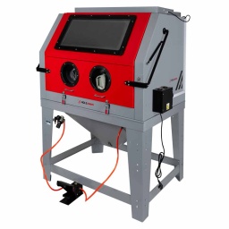 La cabine de sablage HOLZMANN SK990 est la plus grande cabine de sablage de la gamme HOLZMANN. Equipé d'un séparateur de poussière, d'un volume de cabine de 825 litres et d'une charge maximale sur la grille de 100 kg.
Garantie 2ans

Cabine de sablage idéale pour les travaux de nettoyage et restauration (nettoyage, ébavurage, polissage, satinage, décapage) sur pièces de dimensions moyennes.
Pour enlever l’oxydation, la peinture et la rouille
Utilisation du sablage : décape tous types de surfaces (peintures, vernis, oxydes) en leur donnant un aspect rugueux, idéal pour repeindre ou vernir.
Grille de support qui permet une meilleure stabilité des pièces à l'intérieur de la cabine.
Système d'éclairage intégré pour une visibilité parfaite des pièces à traiter
Charge maximale de la grille de 100 kg.
Granulométrie utilisable : 0,12 - 0,25 mm
Quantité maximale d'agent abrasif 44 l
Ouverture des gants Ø 175 mm
Ouverture du couvercle 1000 x 750 mm
Raccordement air comprimé 1/4