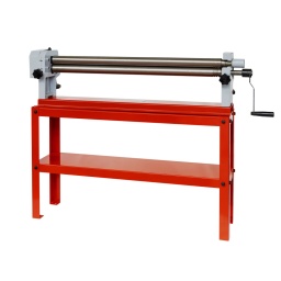
Entraînement des rouleaux par pignons haute qualité et manivelle
Rouleau supérieur escamotable latéralement pour un retrait facile de la pièce usinée
Trois rouleaux haute qualité
Réglage excentrique du rouleau arrière pour le roulage conique

Accessoires disponibles: Socle non inclus



dimensions







Plage de travail mm


1000







Ø cylindres mm


50







TRAVAIL DU MÉTAL







Épaisseur max


1







Poids







Poids net kg


86







Poids brut kg


106







emballage







Hauteur emballage mm


450







Largeur emballage mm


320







Longueur emballage mm


1.330







Information générale







Code EAN


9120039905082


