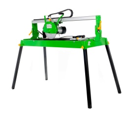 
Pieds pliables.
Lame diamant 250 mm incluse.
Pompe à eau incluse.
Guidage longitudinal inclus.
Garantie 2ans




Données sur les moteurs







Puissance moteur S1 W


1500







Classe de protection


IP 54







Vitesse rotation arbre min-1


2950







Voltage


230V / 50Hz







dimensions







Dimensions table mm


1090x500







capacité de coupe







Largeur max. de coupe 90° mm


900







Profondeur de coupe maximale 90° mm


60







Profondeur de coupe max. 45° mm


40







Lame diamant mm


250x25,4x2,5







Poids







Poids brut kg


54







Poids net kg


48







emballage







Largeur emballage mm


605







Longueur emballage mm


1.345







Hauteur emballage mm


470







Information générale







Code EAN


9120039238487




