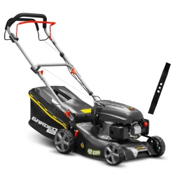 Marque:GARDEO ProGarantie:5 ansDescription:
Cettetondeuse thermique autotractée 144.3CCest idéale pour la tonte des petits et moyens terrains. Grâce à une largeur de coupe de42 cmet un bac récolteur de45 litres, elle permet de tondre rapidement de grandes surfaces.Avec cette tondeuse, votre pelouse est entre de bonnes mains. Elle est dotée de composants performants qui permettent untravail de qualité. De plus, vous gérez vous-même la hauteur de votre gazon grâce auréglage de la hauteur de coupe sur 6 positions.La tondeuse dispose d?unefonction mulchingqui consiste à répandre l'herbe coupée sur votre gazon. Cette technique permet de fertiliser votre gazon et permet d?obtenir une herbe plus verte et en meilleure santé.Avec uncarter en acier, cette tondeuseElem Garden Technicrésiste à des conditions compliquées et bénéficie d'une longue durée de vie.
Caractéristiques:- Cylindrée : 144.3 CC (2.6KW)- Largeur de travail : 420 mm- Auto-tractée- Système hauteur de coupe : central 6 positions (25-75mm)- Type de carter : acier- Capacité du bac : 45L (bac souple avec hard top)- Roues avant: 15.2cm- Roues arrière: 17.8cm- Poignée soft grip- Capacité du réservoir d'essence: 1 L (95 ou 98 oct.)- Capacité du réservoir d'huile: 0,5 L (SAE 20W-40)- Vitesse moteur: 2800t/min- Poids net: 25kg- Garantie 5ans
Code EAN/GLN:5411074240479Poids:25.00 kg