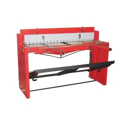 
Construction solide et robuste.
Equipé avec lame en acier HQ.
Guide arrière ajustable jusqu’à 700 mm.
Guide avant ajustable jusqu’à 880 mm.
Butée rectangulaire de chaque côté de la table.
Actionnée par 2 mains.
Garantie 2ans




dimensions







Hauteur table mm


800







capacité de coupe







Largeur max. de coupe 90° mm


1320







TRAVAIL DU MÉTAL







Épaisseur max


1.25







Poids







Poids net kg


460







Poids brut kg


480







emballage







Hauteur emballage mm


1.150







Largeur emballage mm


760







Longueur emballage mm


1.650







Information générale







Code EAN


9120039904368





